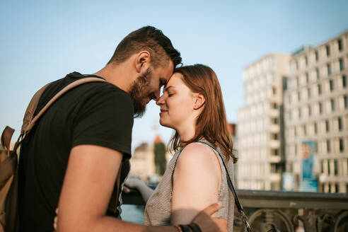 Verliebtes junges Paar auf einer Brücke in der Stadt, Berlin, Deutschland - VBF00005