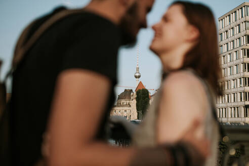 Verliebtes junges Paar mit Fernsehturm im Hintergrund, Berlin, Deutschland - VBF00006