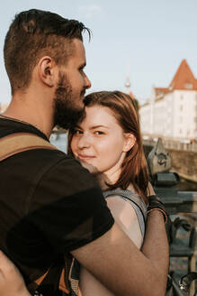 Porträt eines zärtlichen jungen Paares, das sich in der Stadt umarmt, Berlin, Deutschland - VBF00007