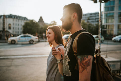 Glückliches junges Paar beim Spaziergang in der Stadt, Berlin, Deutschland, lizenzfreies Stockfoto