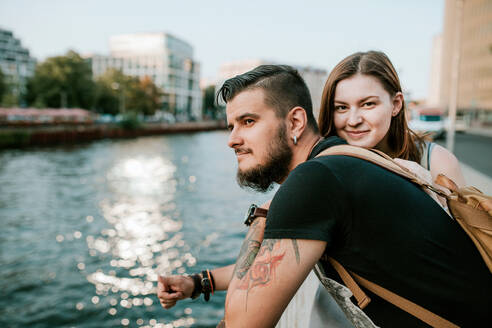 Glückliches junges Paar an der Spree, Berlin, Deutschland - VBF00009