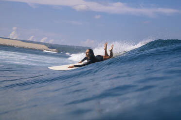Frau beim Surfen im Meer, Bali, Indonesien - KNTF04595