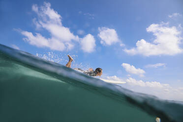 Frau beim Surfen im Meer, Bali, Indonesien - KNTF04596