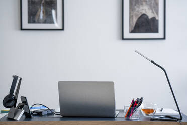 Büro mit Schreibtisch und Laptop zu Hause - VPIF02426