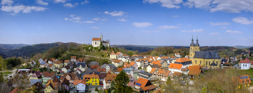 Deutschland, Bayern, Gossweinstein, Panorama einer ländlichen Stadt - LBF03064