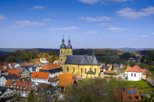 Deutschland, Bayern, Gossweinstein, Wallfahrtskirche Heilige Dreifaltigkeit und umliegende Häuser - LBF03066