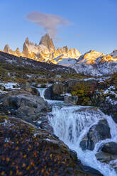 Berg Fitz Roy und Wasserfall bei Sonnenaufgang im Herbst, El Chalten, Patagonien, Argentinien - LOMF01080