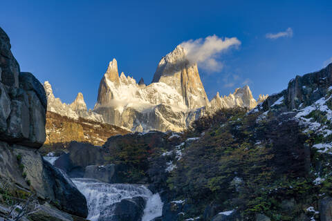 Berg Fitz Roy und Wasserfall bei Sonnenaufgang im Herbst, El Chalten, Patagonien, Argentinien, lizenzfreies Stockfoto