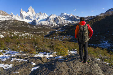 Wanderer vor dem Berg Fitz Roy im Herbst, El Chalten, Patagonien, Argentinien - LOMF01087