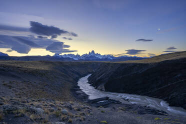 Berg Fitz Roy und Fluss in der Morgendämmerung, El Chalten, Patagonien, Argentinien - LOMF01096