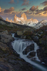 Berg Fitz Roy und Wasserfall bei Sonnenaufgang im Herbst, El Chalten, Patagonien, Argentinien - LOMF01098