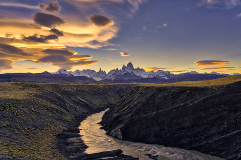 Der Berg Fitz Roy, die Bergkette Cerro Torre und der Fluss El Chalten bei Sonnenuntergang, Patagonien, Argentinien - LOMF01101