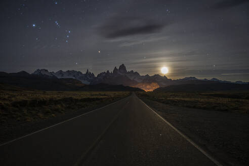 Straße nach El Chalten bei Nacht, Patagonien, Argentinien - LOMF01104