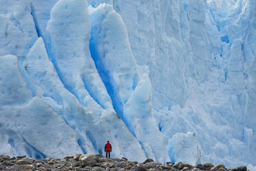 Mann vor dem Perito-Moreno-Gletscher, El Calafate, Los Glaciares-Nationalpark, Patagonien, Argentinien - LOMF01114