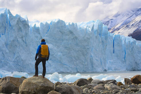 Mann vor dem Perito-Moreno-Gletscher, El Calafate, Los Glaciares-Nationalpark, Patagonien, Argentinien - LOMF01115