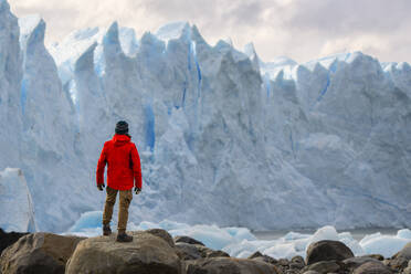 Man in front of Perito Moreno Glacier, El Calafate, Los Glaciares National Park, Patagonia, Argentina - LOMF01116