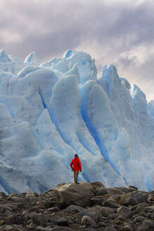 Mann vor dem Perito-Moreno-Gletscher, El Calafate, Los Glaciares-Nationalpark, Patagonien, Argentinien - LOMF01117