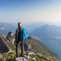 Rückansicht eines Wanderers auf einem Berggipfel, Orobie Alpen, Lecco, Italien - MCVF00303