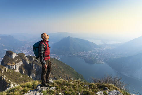 Rückansicht eines Wanderers auf einem Berggipfel, Orobie Alpen, Lecco, Italien, lizenzfreies Stockfoto