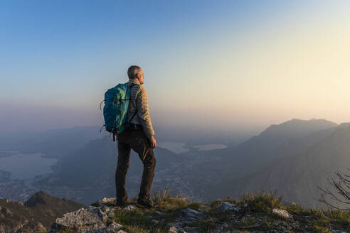 Rückansicht eines Wanderers auf einem Berggipfel, Orobie Alpen, Lecco, Italien - MCVF00310