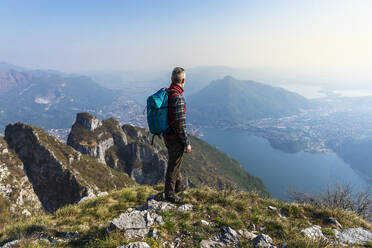 Rückansicht eines Wanderers auf einem Berggipfel, Orobie Alpen, Lecco, Italien - MCVF00318