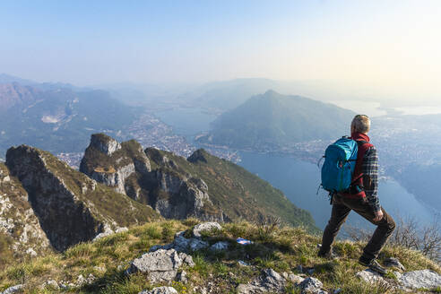 Rückansicht eines Wanderers auf einem Berggipfel, Orobie Alpen, Lecco, Italien - MCVF00320