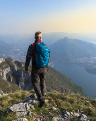 Rückansicht eines Wanderers auf einem Berggipfel, Orobie Alpen, Lecco, Italien - MCVF00321