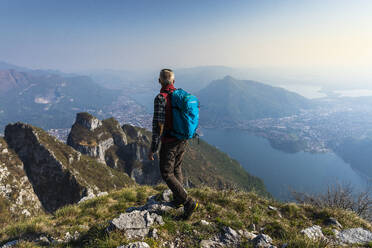 Rückansicht eines Wanderers auf einem Berggipfel, Orobie Alpen, Lecco, Italien - MCVF00322