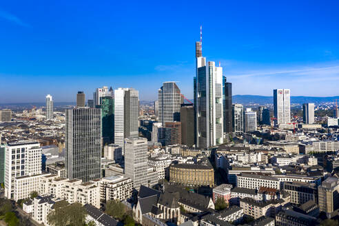 Deutschland, Hessen, Frankfurt, Blick aus dem Hubschrauber auf die Europäische Zentralbank und die umliegenden Wolkenkratzer in der Innenstadt - AMF08081