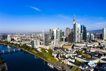 Deutschland, Hessen, Frankfurt, Blick aus dem Hubschrauber auf die Europäische Zentralbank und die umliegenden Wolkenkratzer in der Innenstadt - AMF08082