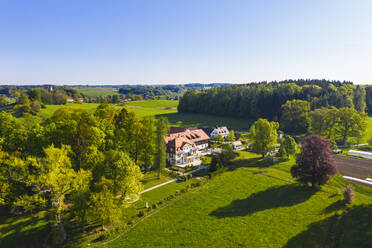 Deutschland, Bayern, Munsing, Drohnenansicht des Hotels Schlossgut Oberambach im Frühling - SIEF09826