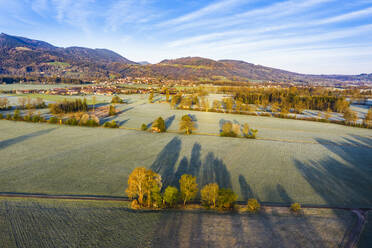 Deutschland, Bayern, Bad Feilnbach, Luftaufnahme von ländlichen Feldern und Wiesen im Frühling - SIEF09833