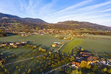 Deutschland, Bayern, Bad Feilnbach, Luftaufnahme einer ländlichen Stadt im Frühling - SIEF09834