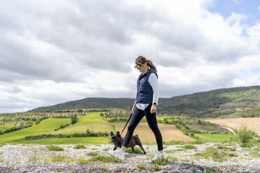 Frau geht mit ihrer Bulldogge Gassi, Castilla La Mancha, Spanien - OCMF01209