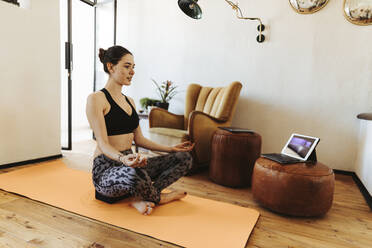 Junge Frau übt Yoga zu Hause - DAWF01493