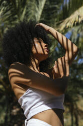 Porträt einer jungen Frau mit Schatten auf ihrem Körper - TCEF00625
