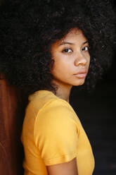 Porträt einer jungen Frau in gelbem Hemd - TCEF00630
