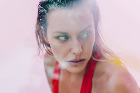 Porträt einer schönen Frau im roten Badeanzug - ERRF03666
