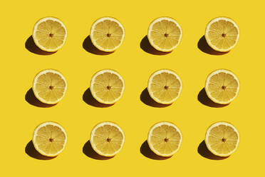 Muster aus frischen halbierten Zitronen vor gelbem Hintergrund - GEMF03711