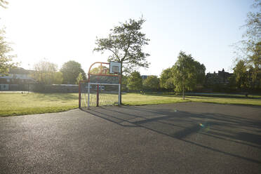 UK, England, London, Leerer Basketballplatz in Colliers Wood - PMF01050