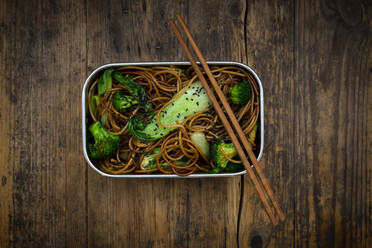 Lunch box of soba noodles with bok choy, broccoli, soy sauce and black sesame seeds - LVF08879