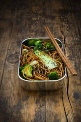 Lunch box of soba noodles with bok choy, broccoli, soy sauce and black sesame seeds - LVF08880