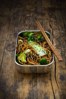 Lunchbox mit Soba-Nudeln mit Bok Choy, Brokkoli, Sojasauce und schwarzem Sesam - LVF08880