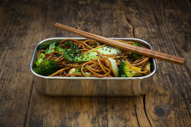 Lunch box of soba noodles with bok choy, broccoli, soy sauce and black sesame seeds - LVF08881