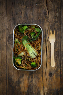 Lunch box of soba noodles with bok choy, broccoli, soy sauce and black sesame seeds - LVF08882