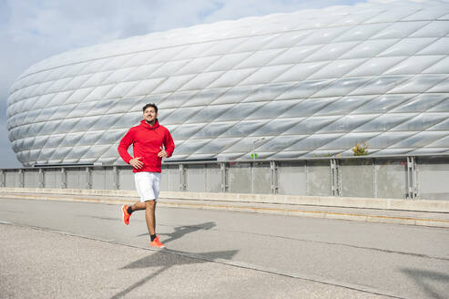 Junger Mann beim Laufen in der Allianz Arena, München, Deutschland - DIGF10814