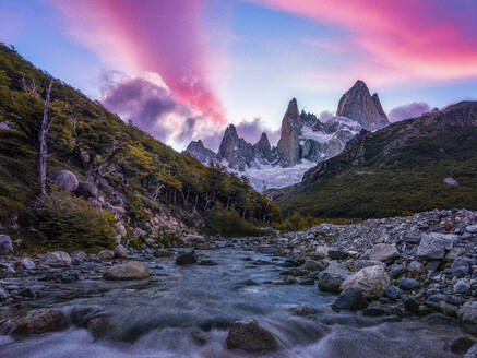 Argentinien, Klarer Alpenfluss in stimmungsvoller Abenddämmerung mit dem Berg Fitz Roy im Hintergrund - HAMF00604