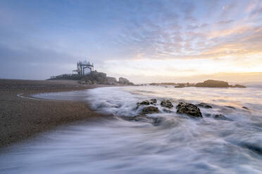 Portugal, Bezirk Porto, Vila Nova de Gaia, Langzeitbelichtung von Praia de Miramar und Capela do Senhor da Pedra bei stimmungsvollem Sonnenuntergang - RPSF00319