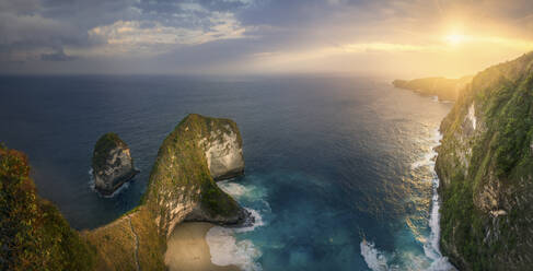 Indonesien, Bali, Nusa Penida, Panorama der Klippen um den Kelingking Strand bei Sonnenuntergang - DVGF00090