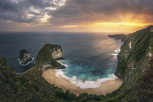 Indonesien, Bali, Nusa Penida, Blick auf den Kelingking Strand bei Sonnenuntergang - DVGF00091